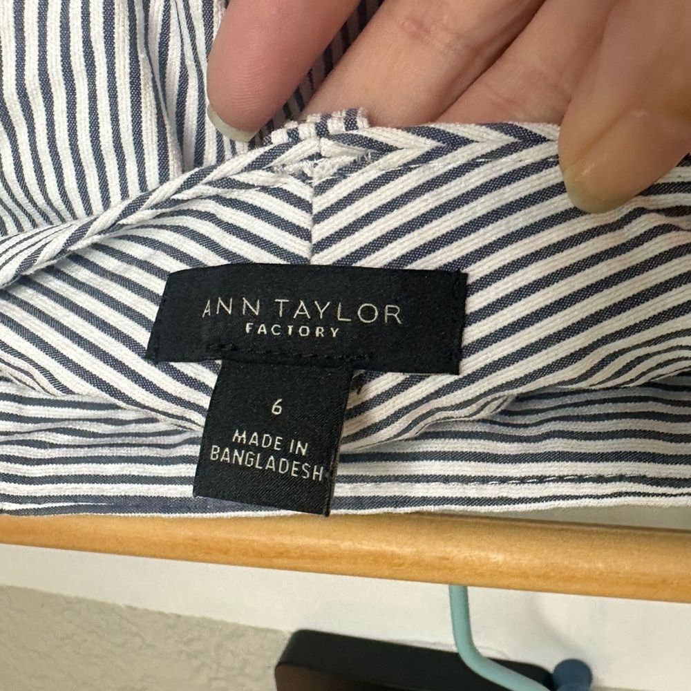 Ann Taylor Women’s Striped Navy and White Shorts Size 6 - Picture 6 of 7